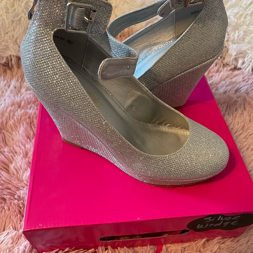 Dream Pairs ; Cute, silver glitter with ankle strap. Wedge hells, original box.